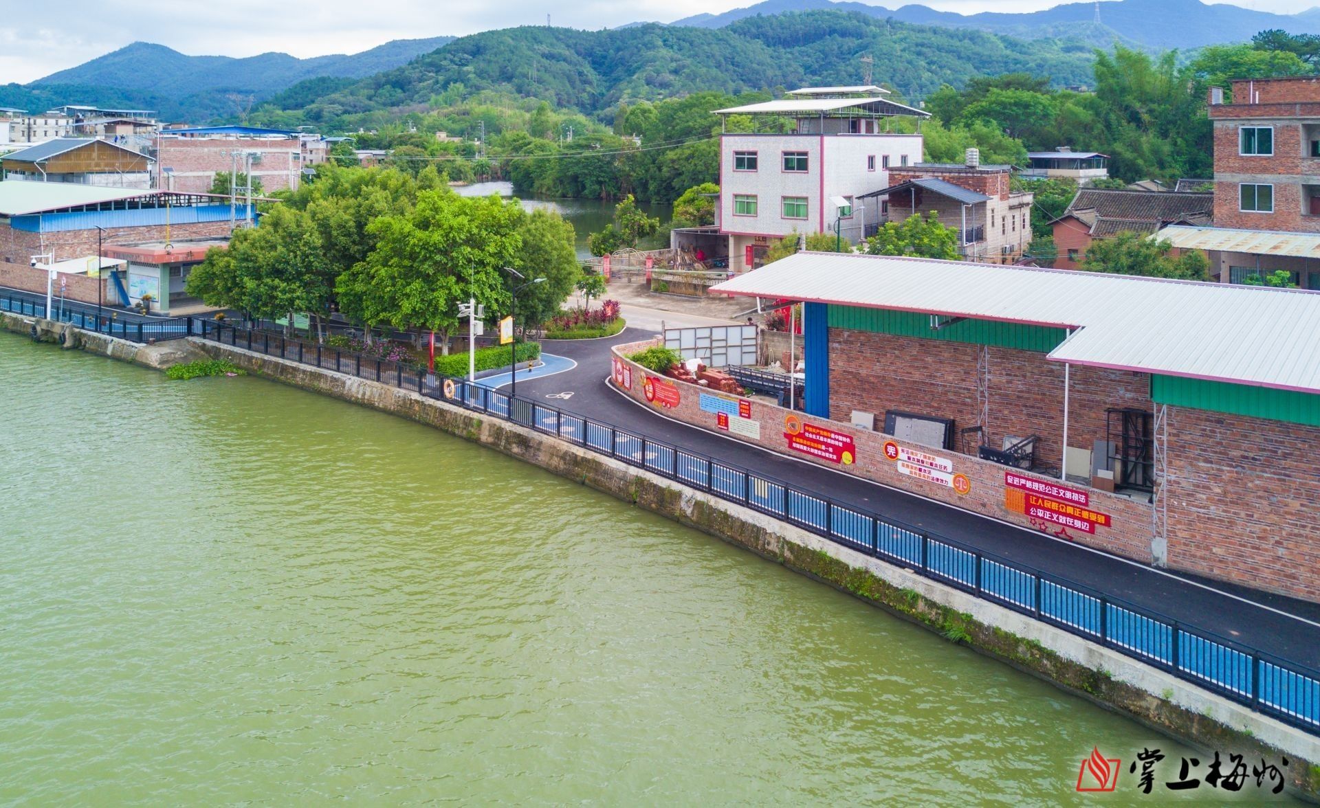 ↑長沙圩鎮碧道鋪設了瀝青并劃分跑道和自行車道，“顏值”再獲提升。（林翔 攝）